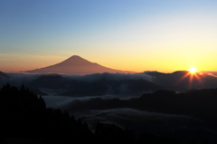 陽昇り、富士染まる