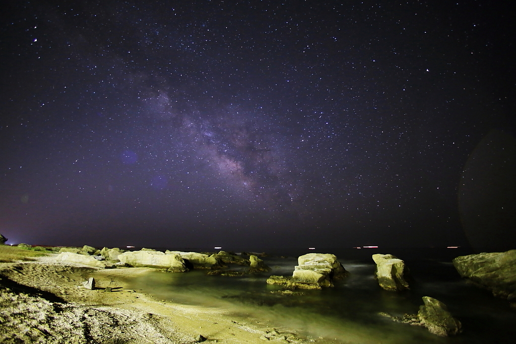 水辺の風景のある惑星から天の川を臨む