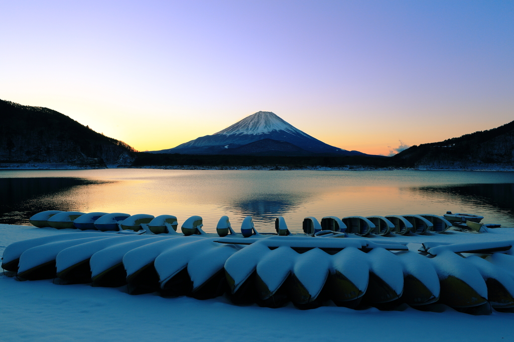 精進湖の朝Ⅰ　日の出前