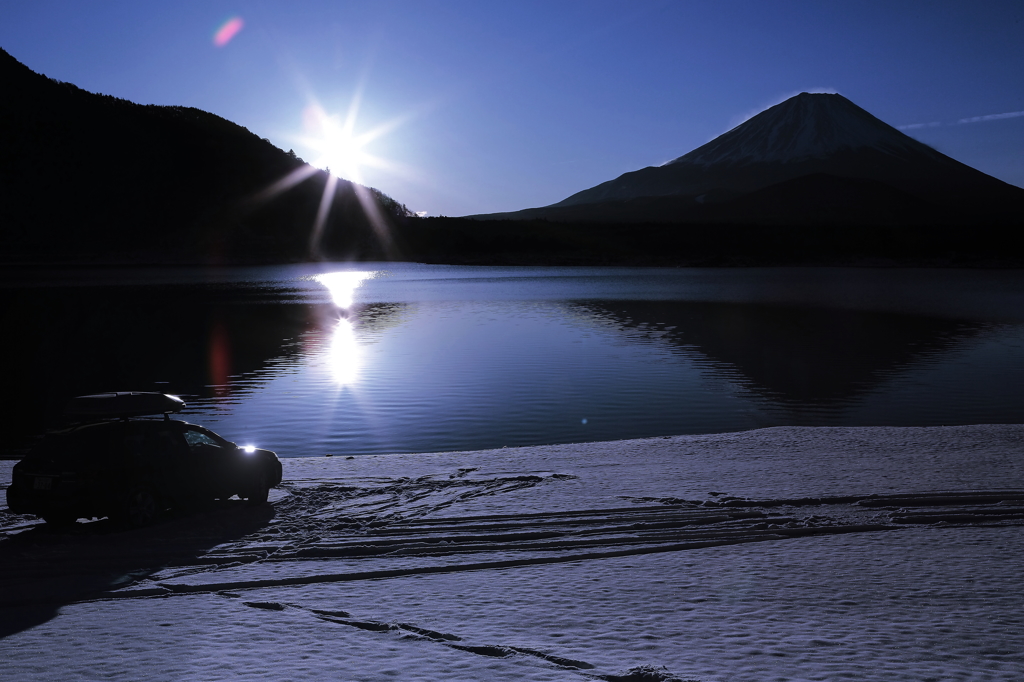 精進湖の朝Ⅳ　やっぱり雪景色にスバルは似合うと思った瞬間（友人の車です）