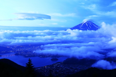 蒼い朝　流れる雲　吊るし、そして傘