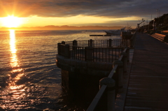 朝陽があたる桟橋