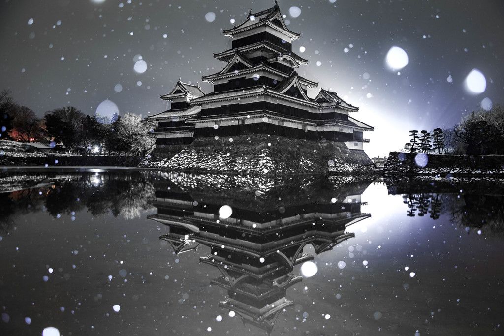 粉雪舞う烏城