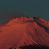 雪煙も紅に染まる頂