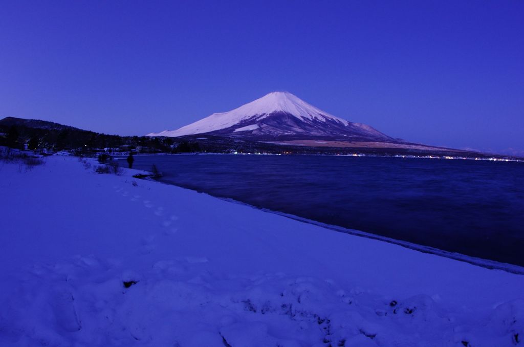 ありふれた夜明け前の普通に美しい富士