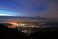 夜明けの街にうるむ夜霧