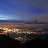 夜明けの街にうるむ夜霧