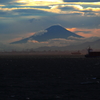 白波の向こうに浮かぶ夕富士