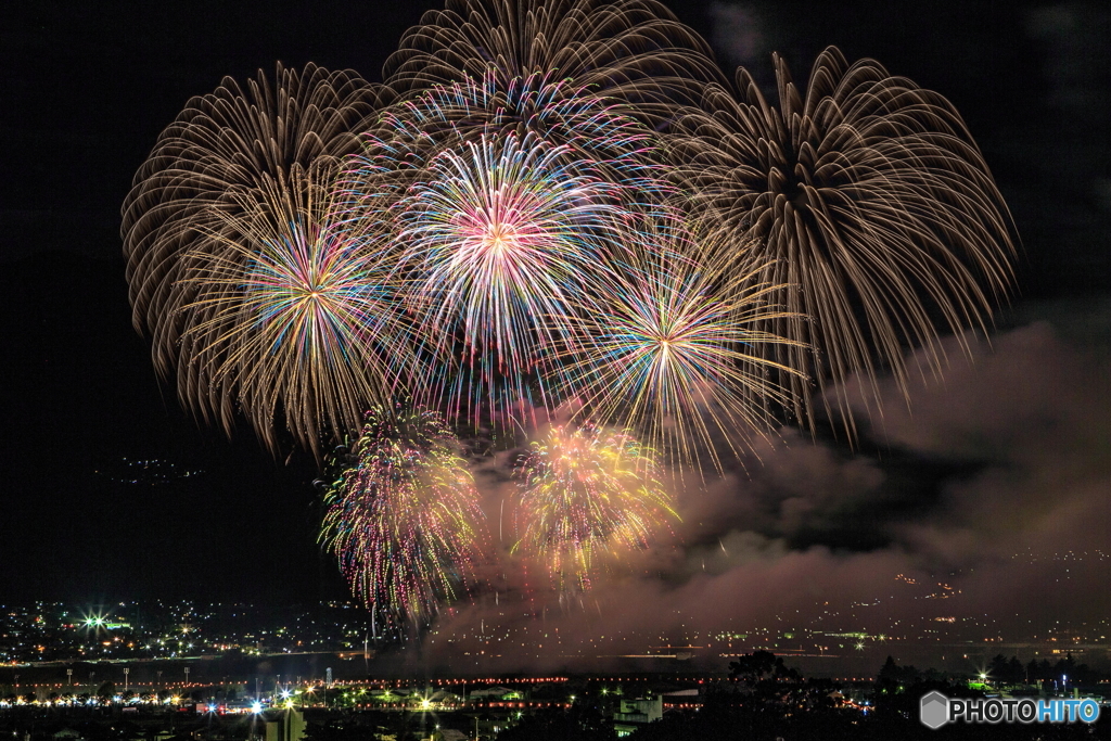 夏の夜空を彩る