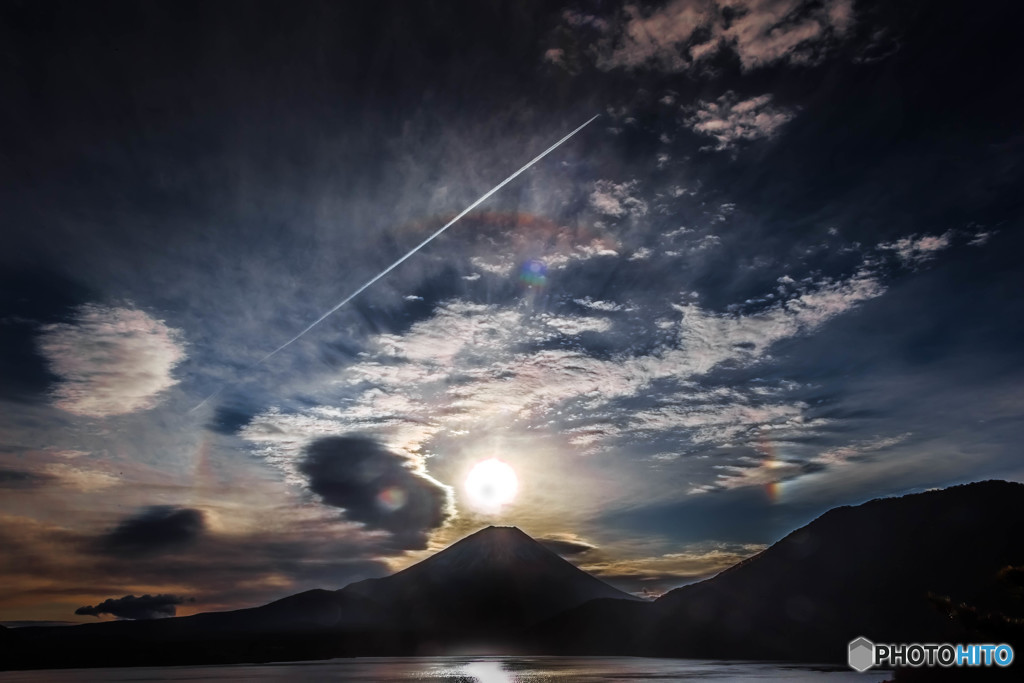 富士とハロと飛行機雲
