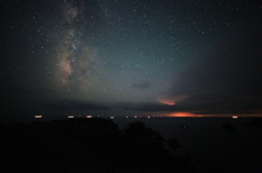 天の川と迫りくる雷雲