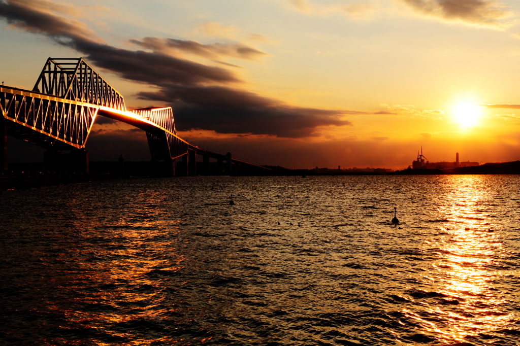 TOKYO GOLDEN GATE BRIDGE                