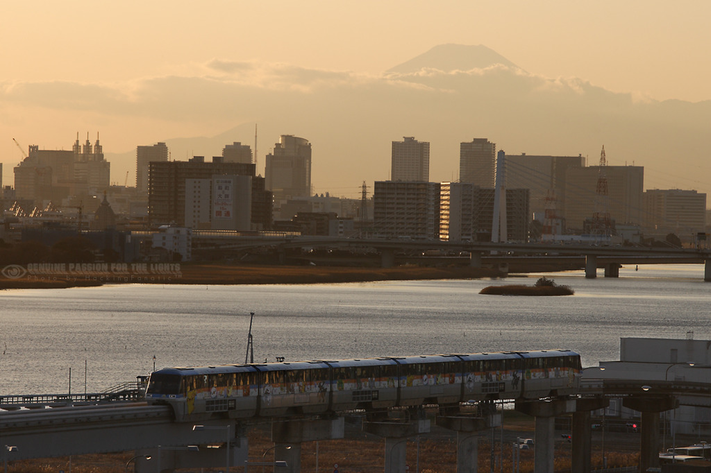 モノレールと富士山