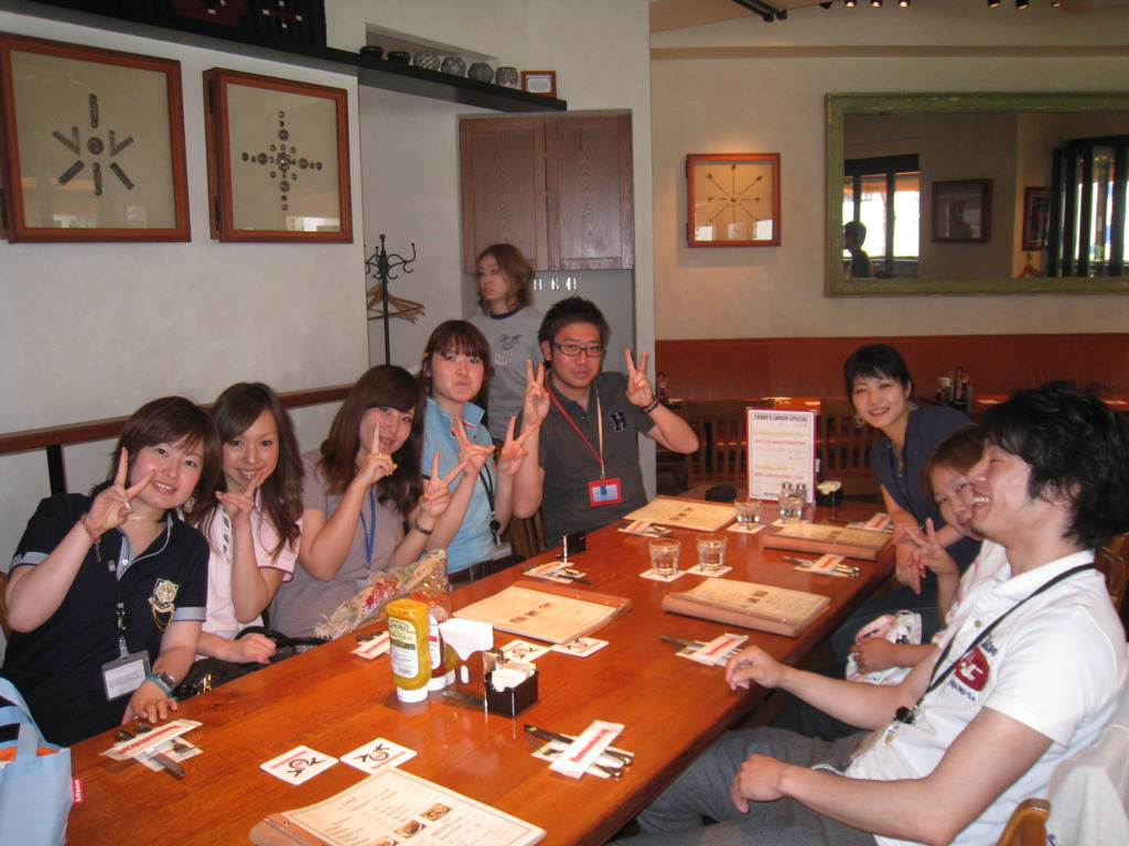 会社の部署メンバーでポロってます。