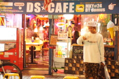 アメリカンなカフェの前で