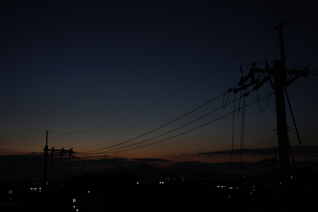 夕暮れ、電線