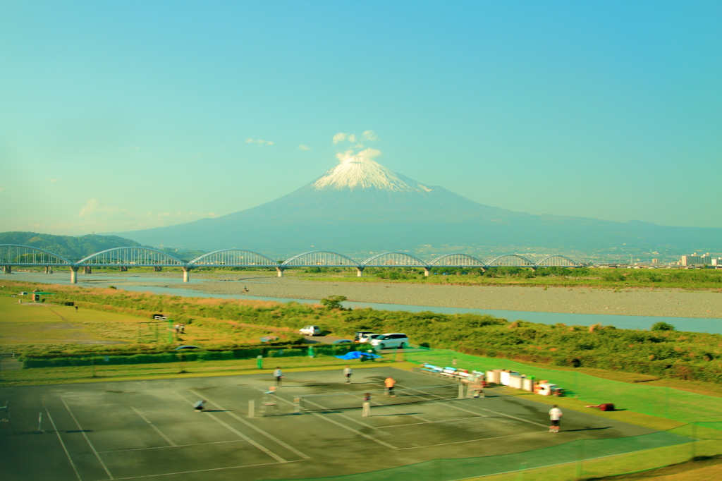 富士山の横を高速で