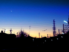 朝日と月と街灯と