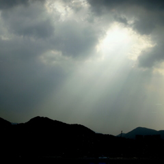 雲の隙間から光が差し込む