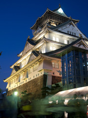 白く浮かぶ大阪城