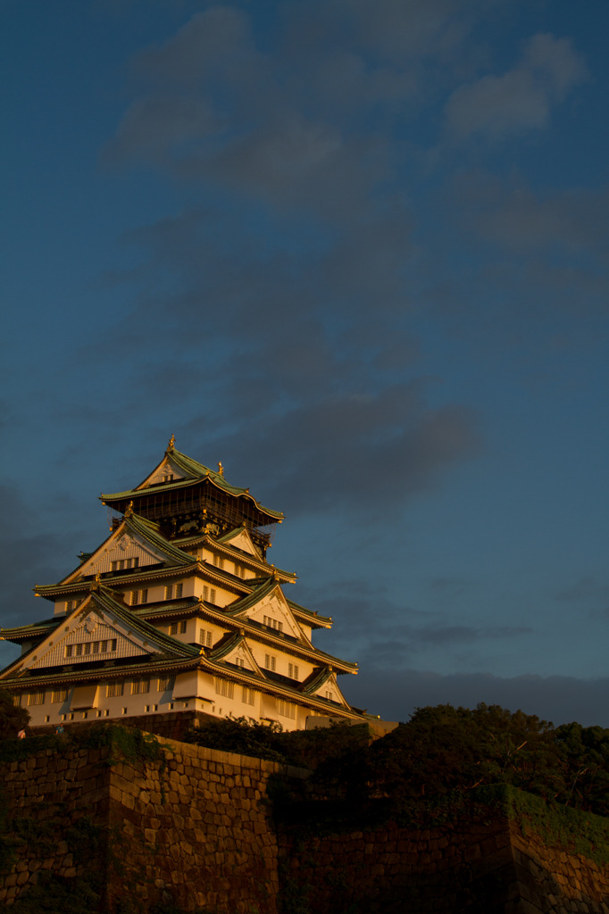 夕日に照らされる大阪城