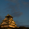 夕日に照らされる大阪城