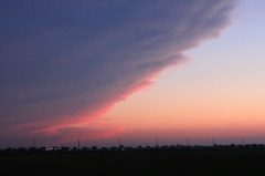 夕日に向かう雲波