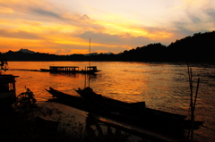 メコン川に映える夕日。
