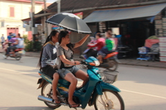 バイクでも日傘。