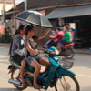 バイクでも日傘。