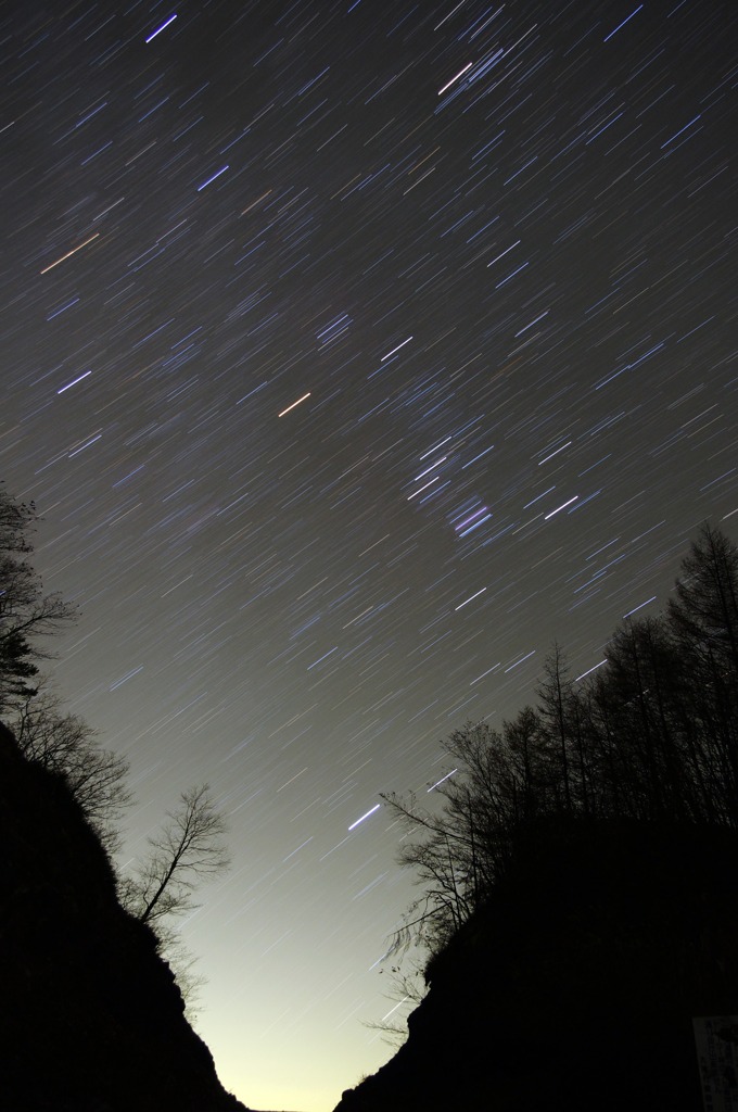 切通しと冬の星座
