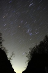 切通しと冬の星座