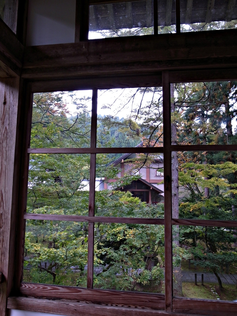 秋の雲洞庵　窓ごしに