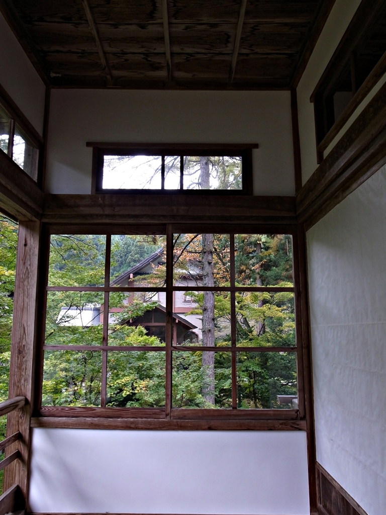 秋の雲洞庵　窓ごしにⅡ