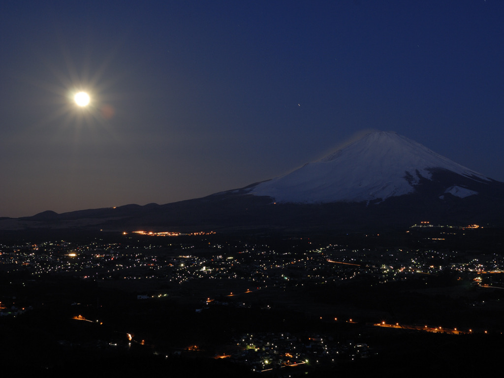 月の光が山に跳ね返って