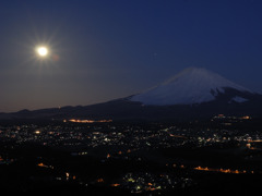 月の光が山に跳ね返って