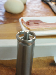 ０６