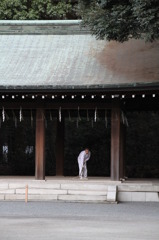 神社で働く人