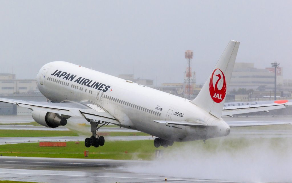 雨の空港...1