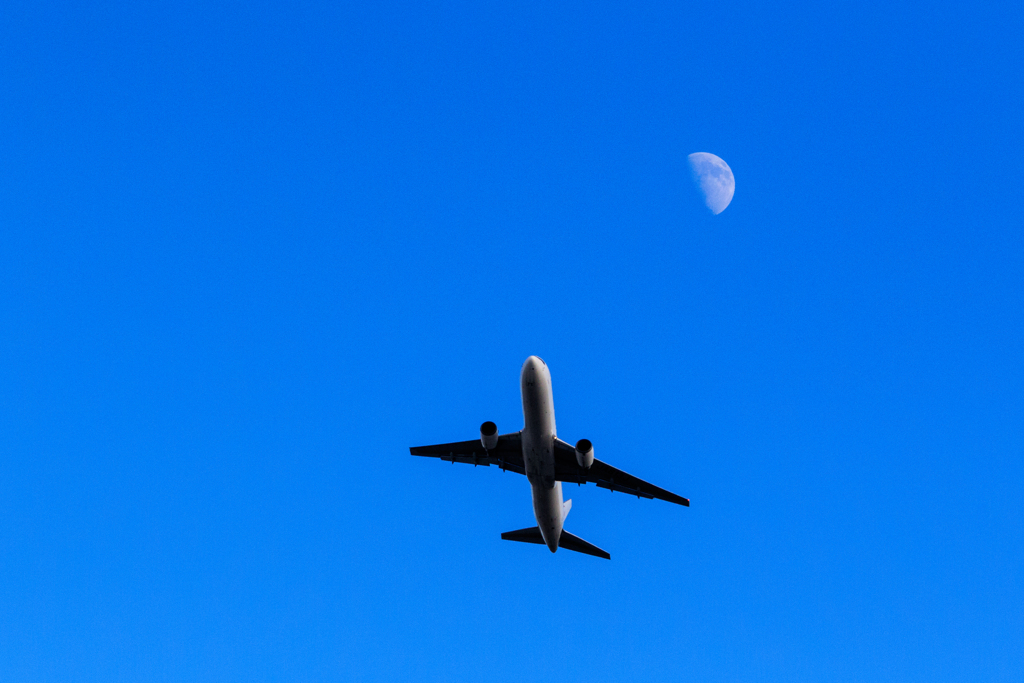 月と飛行機