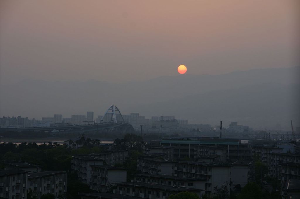 部屋の窓からの夕景