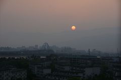 部屋の窓からの夕景