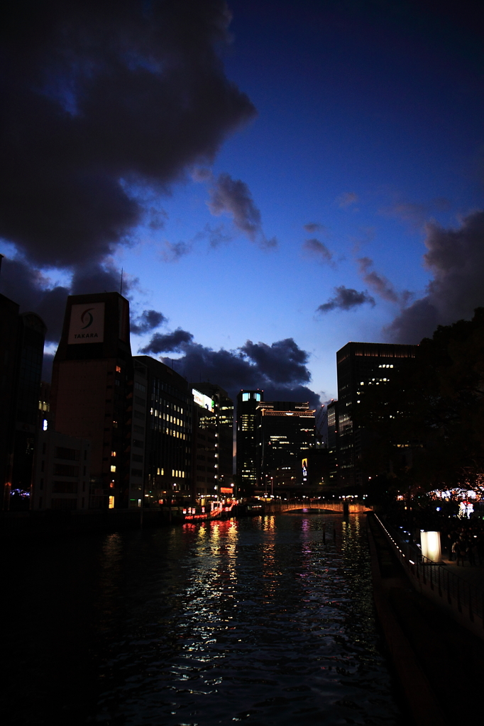 街は夕暮れ