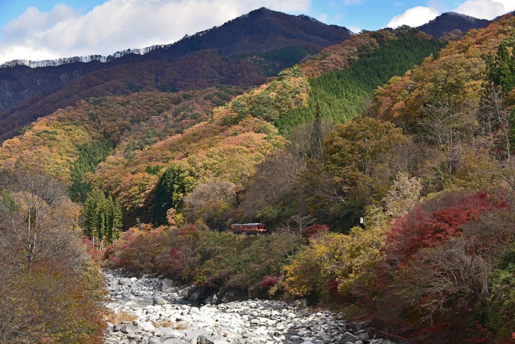 紅葉の渓谷を行く