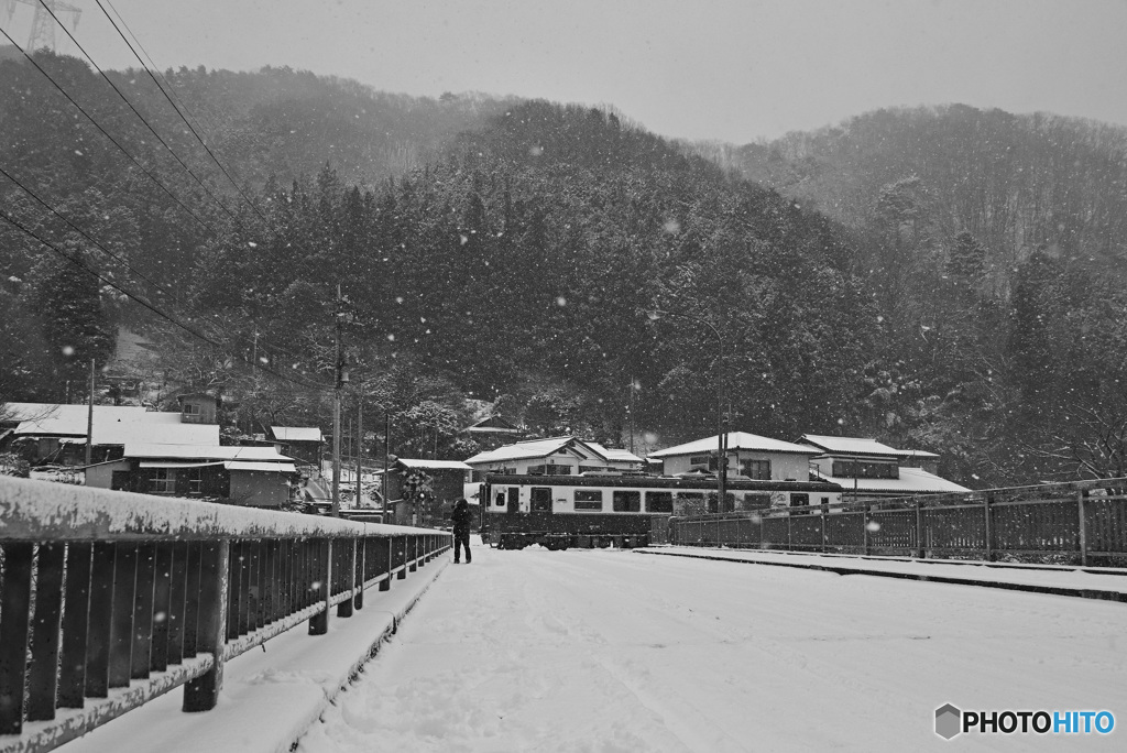 雪中踏切