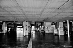 駅構内　モノクロ