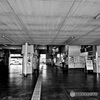 駅構内　モノクロ