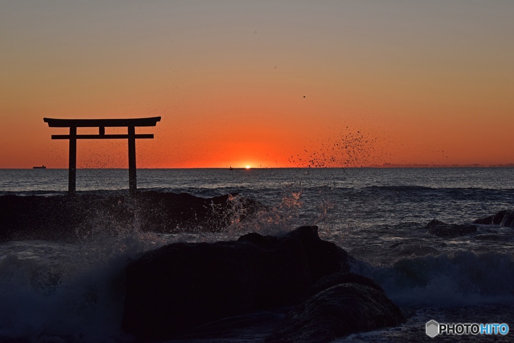 神磯の鳥居と日の出
