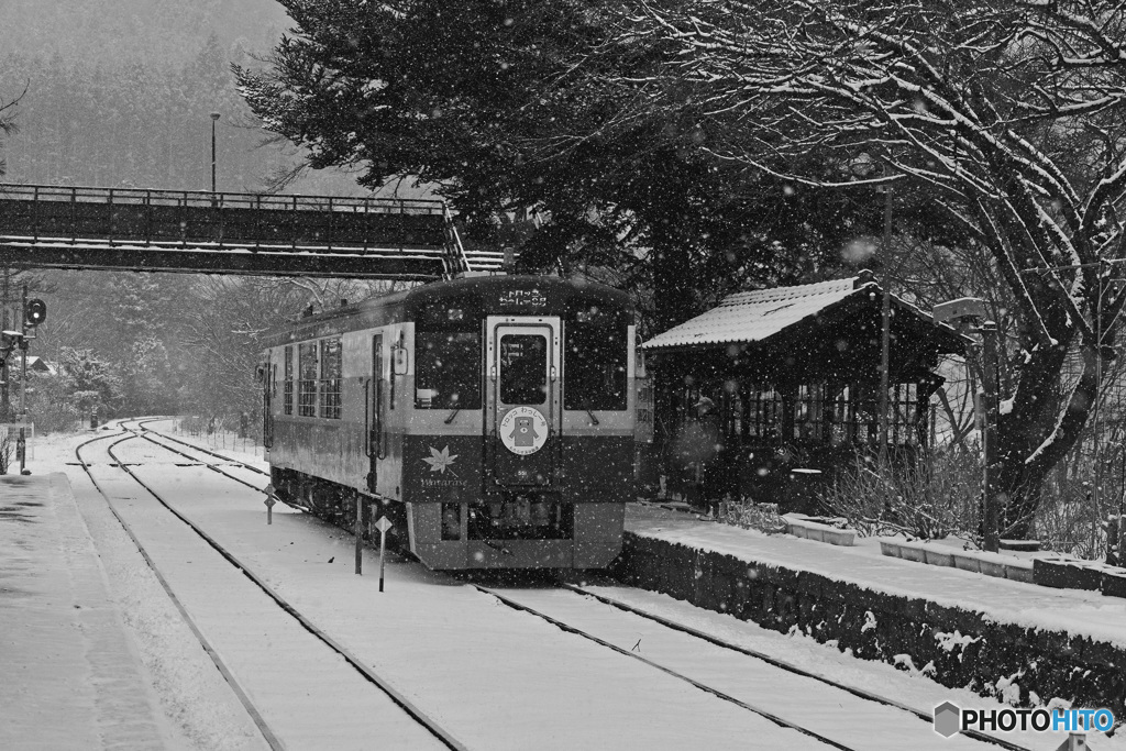 雪降る沢入駅にて