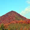 泉ヶ岳から　紅い山